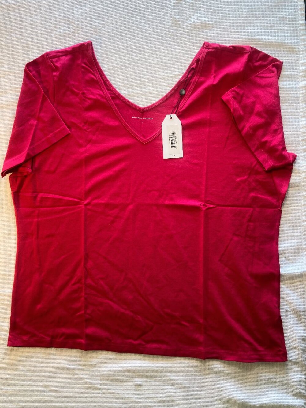 NWT Universal Standard Double V Tee Magenta Size L (W22-24)